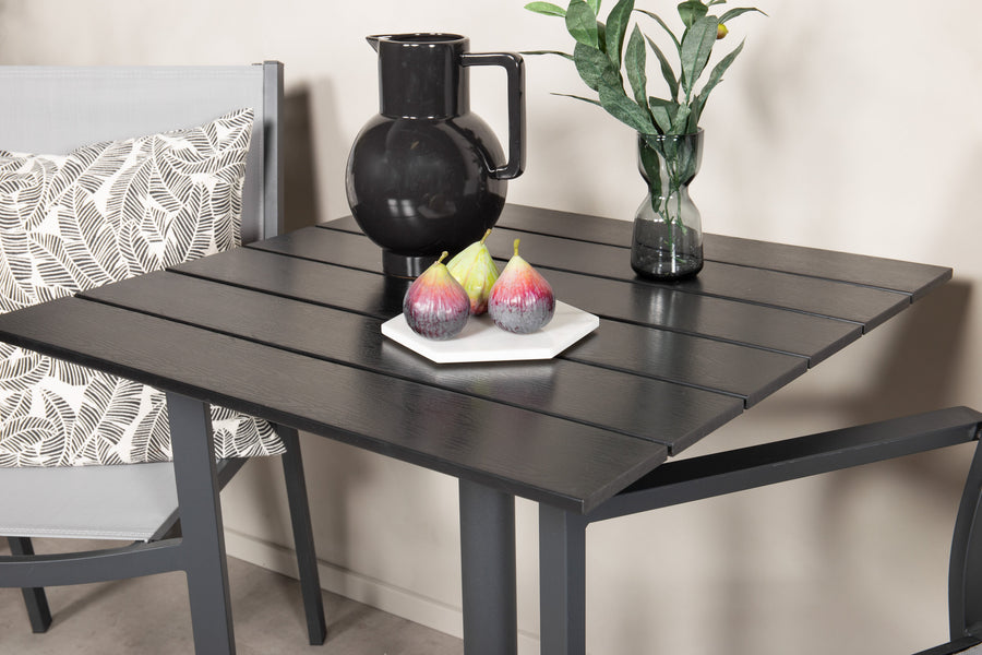 La table à manger Colorado avec les chaises Copacabana 
