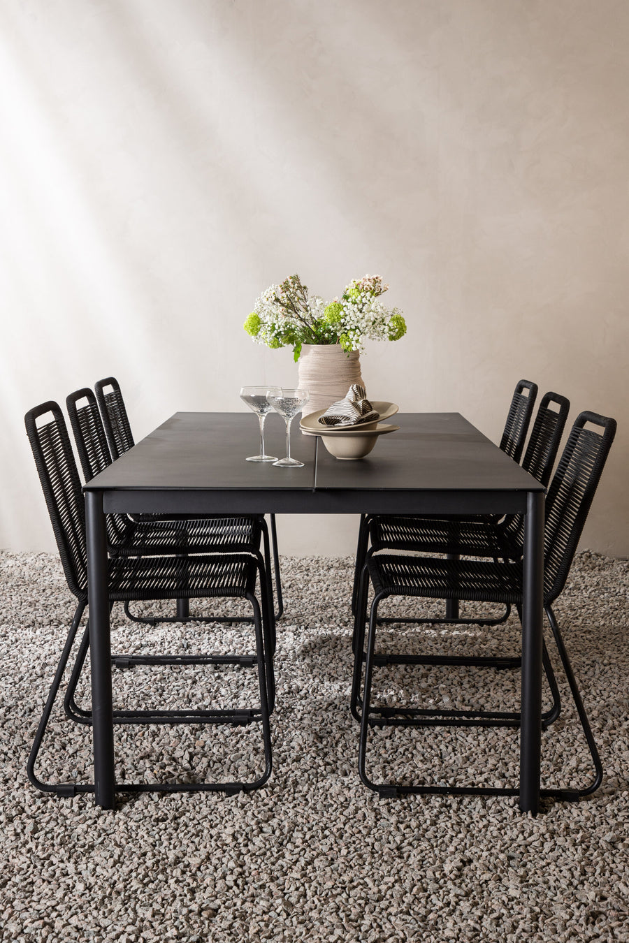 La table à manger Modena avec les chaises Lindos 