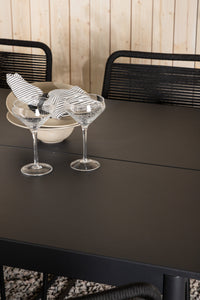 La table à manger Modena avec les chaises Lindos 