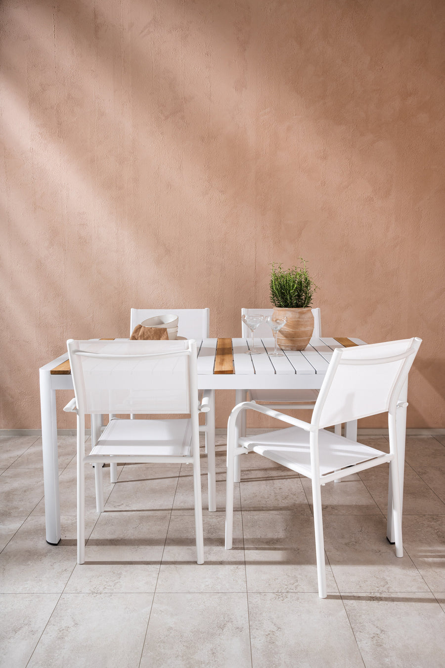 Spisebordet Togo med stolene Santorini 