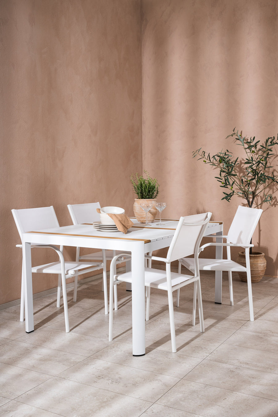 Spisebordet Togo med stolene Santorini 