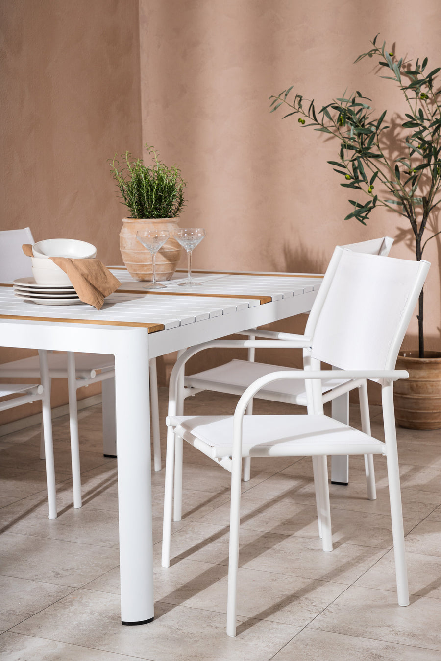 Spisebordet Togo med stolene Santorini 