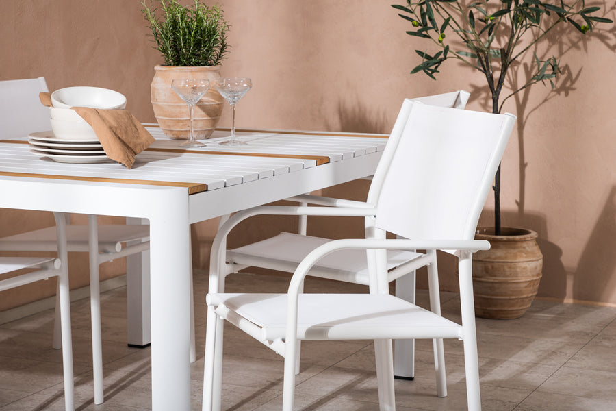 Spisebordet Togo med stolene Santorini 