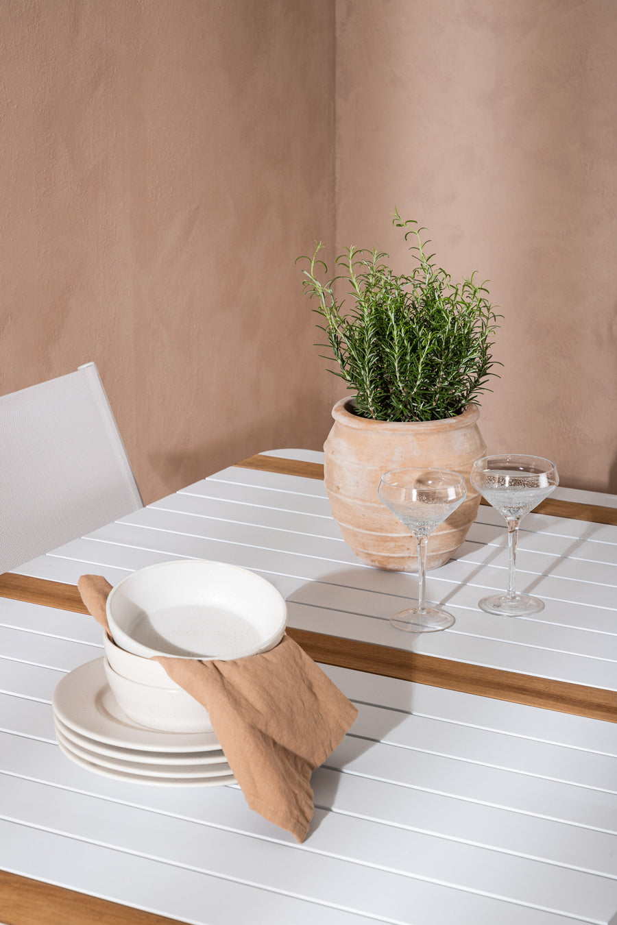 Spisebordet Togo med stolene Santorini 