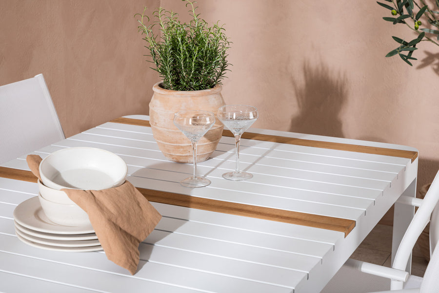 Spisebordet Togo med stolene Santorini 