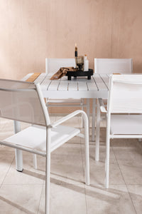 Spisebordet Togo med stolene Santorini 