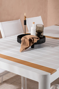 Spisebordet Togo med stolene Santorini 