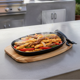 Sizzling plate i støpejern med treunderlag